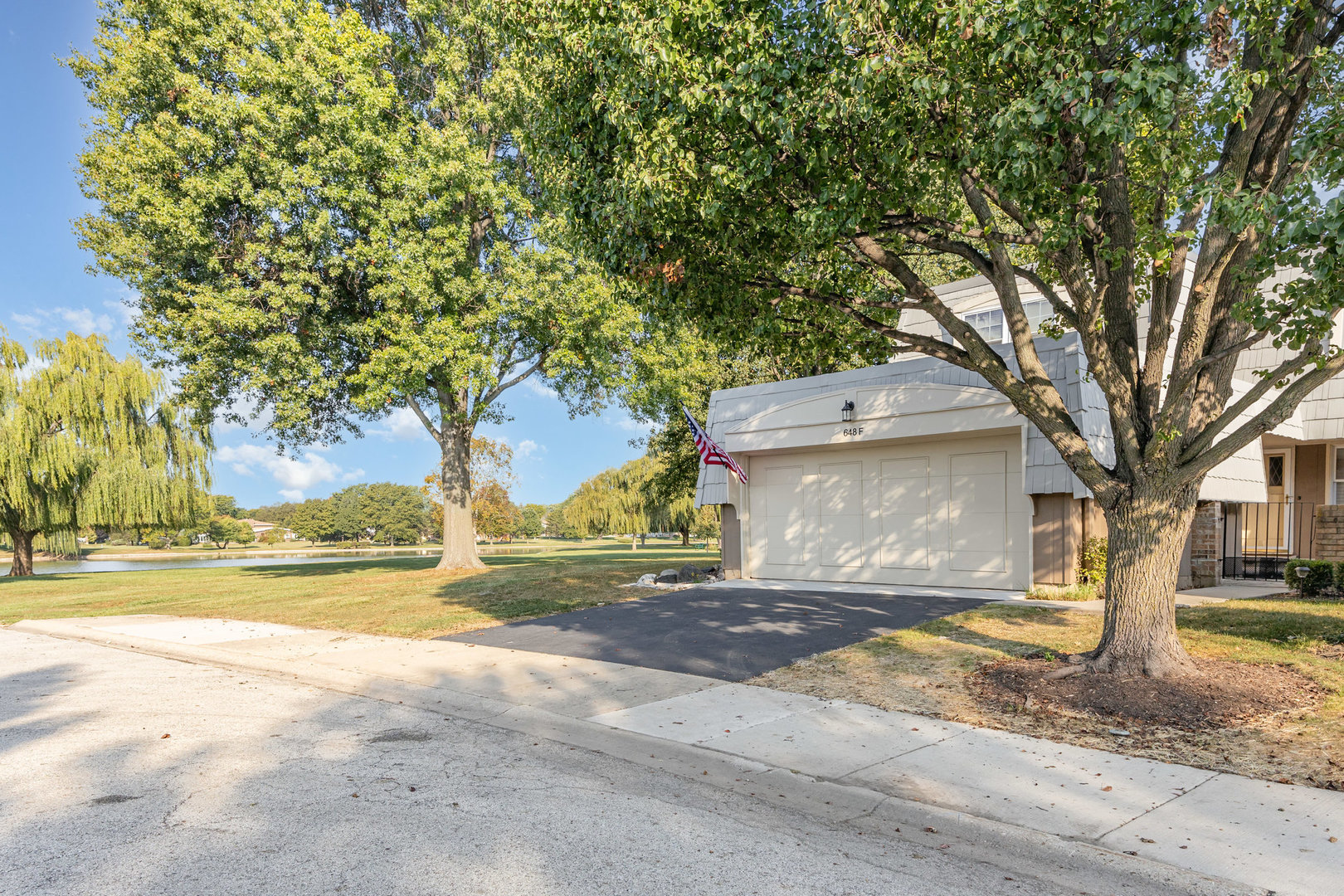 648 Dauphine Court #F, Elk Grove Village, IL 60007