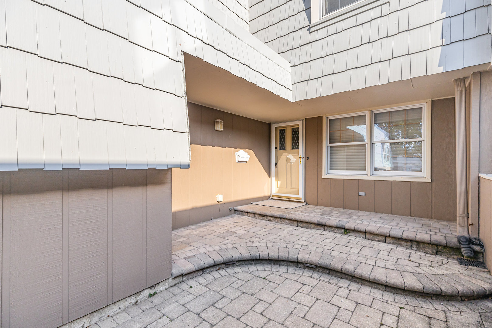 648 Dauphine Court #F, Elk Grove Village, IL 60007