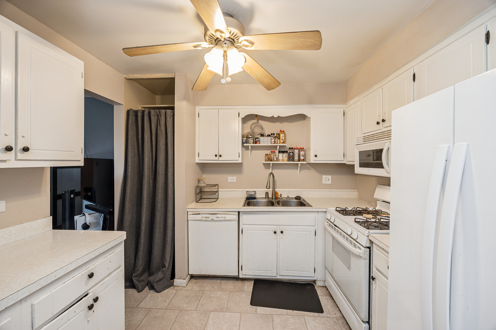 7231 Wolf Road #310C, Indian Head Park, IL 60525