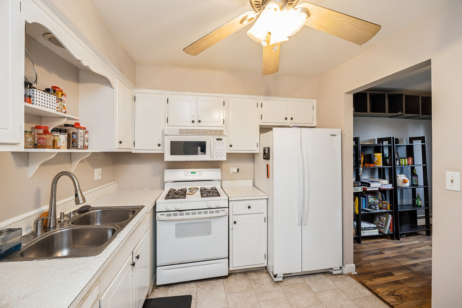 7231 Wolf Road #310C, Indian Head Park, IL 60525