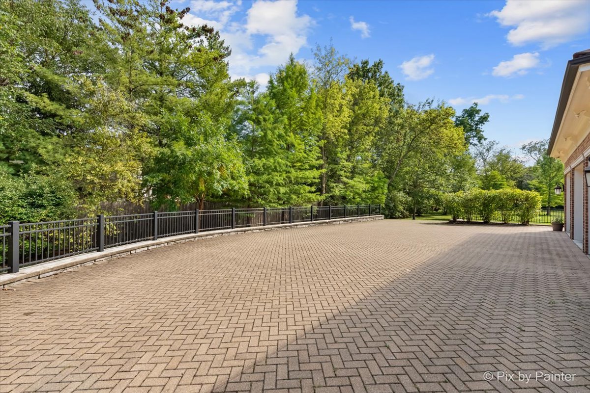 27 W Onwentsia Road, Lake Forest, IL 60045