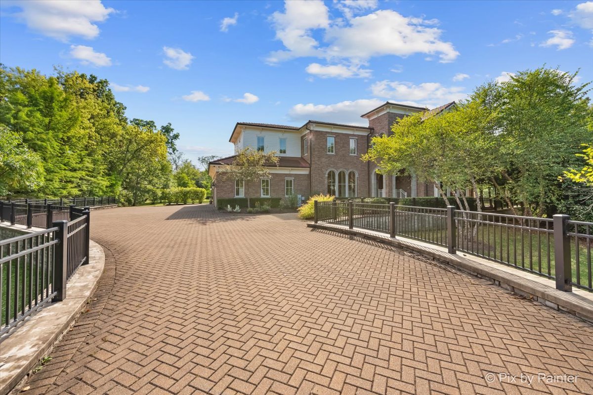 27 W Onwentsia Road, Lake Forest, IL 60045