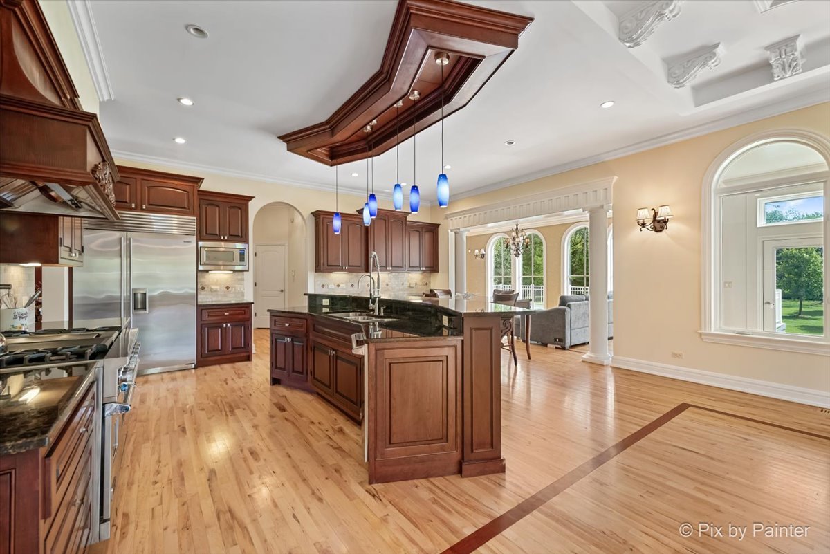 27 W Onwentsia Road, Lake Forest, IL 60045