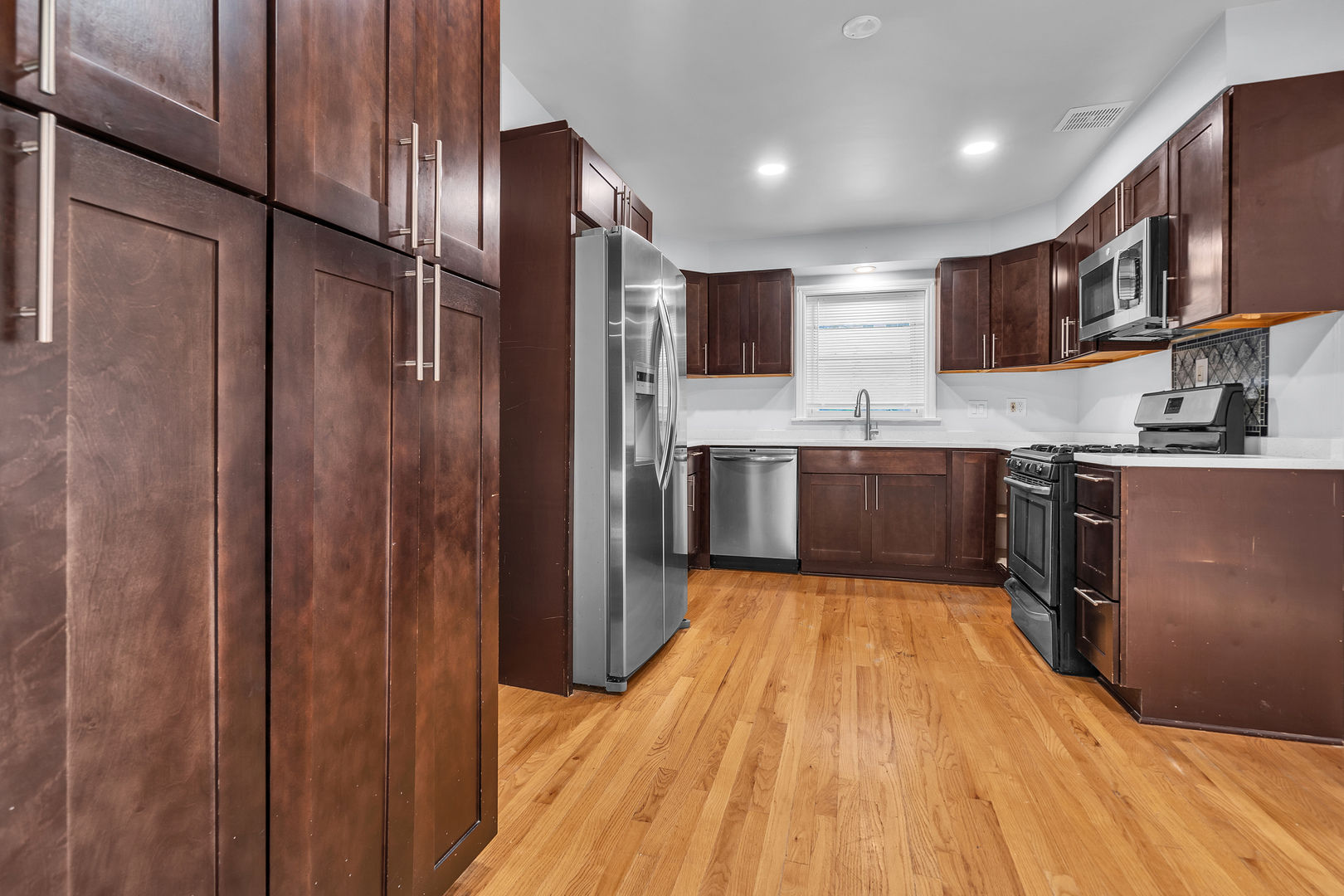 6811 N Kenneth Avenue, Lincolnwood, IL 60712