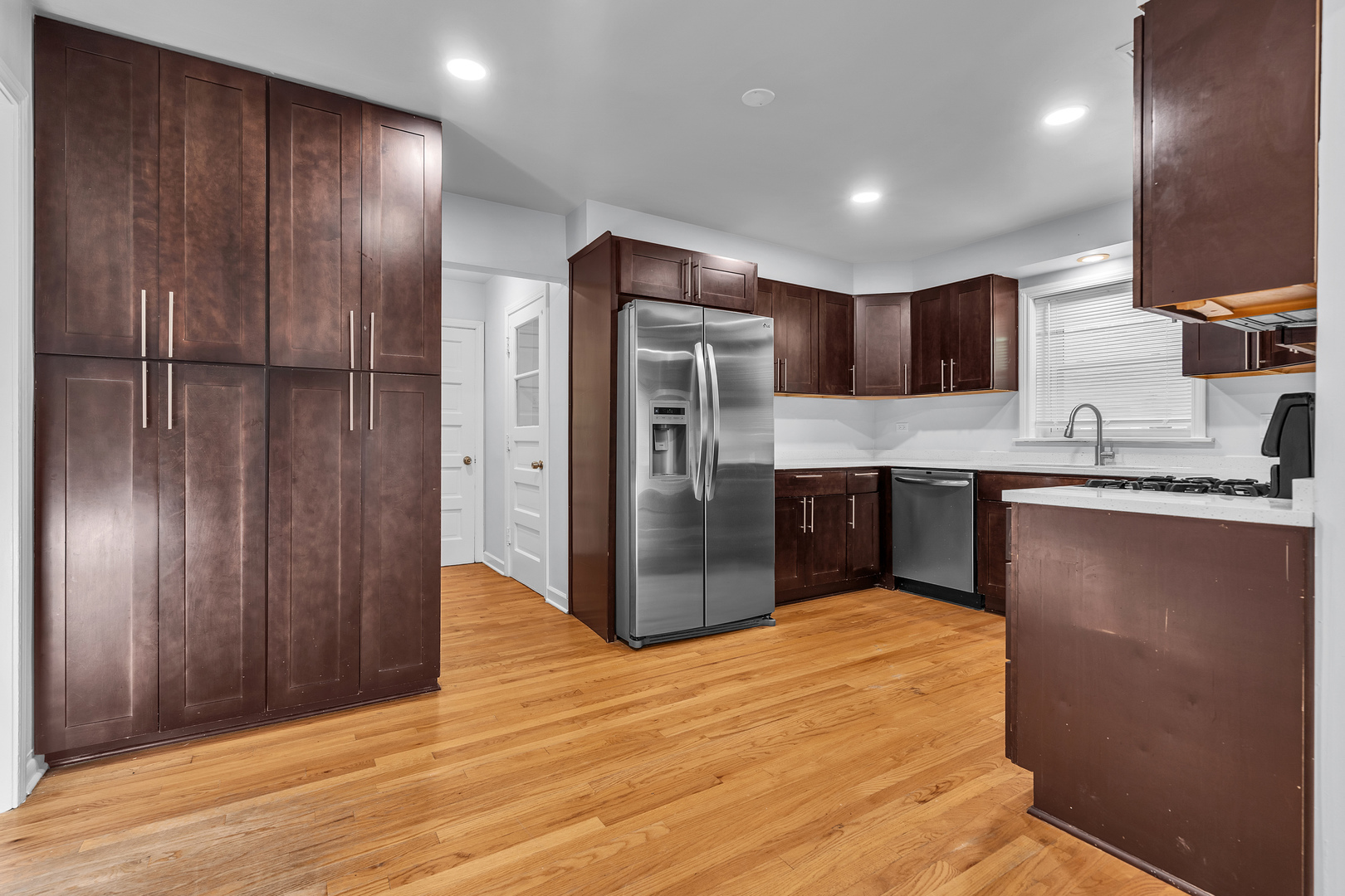 6811 N Kenneth Avenue, Lincolnwood, IL 60712