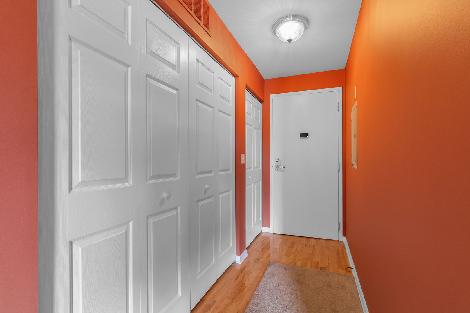 400 Village Circle #109, Willow Springs, IL 60480