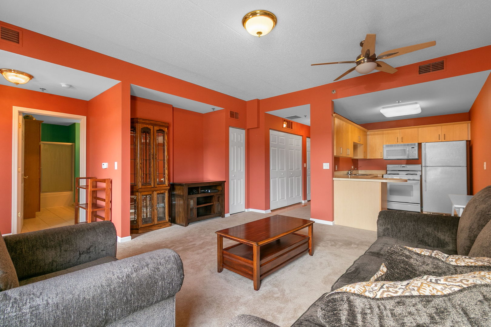 400 Village Circle #109, Willow Springs, IL 60480