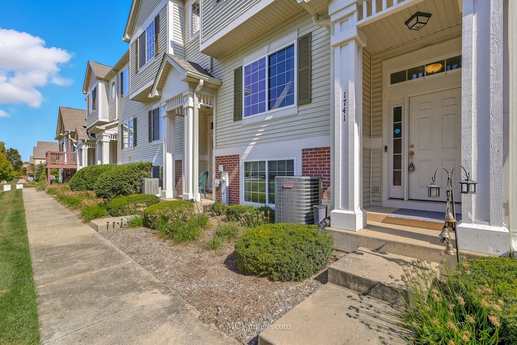 1741 Fredericksburg Lane, Aurora, IL 60503