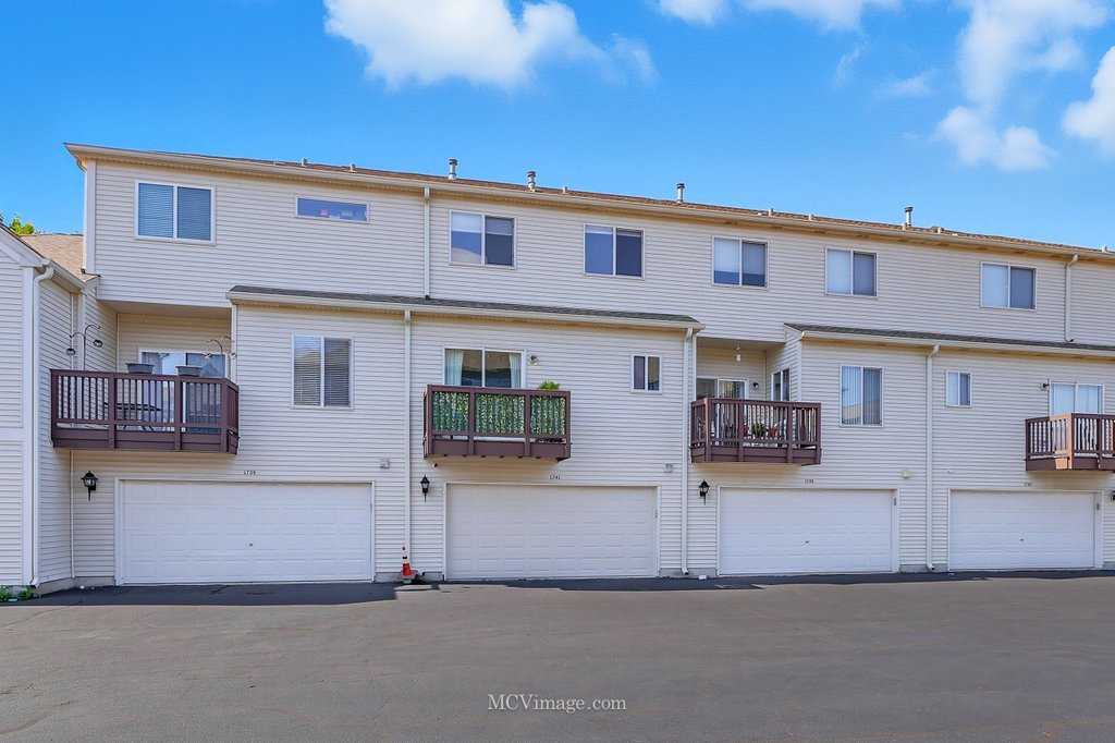 1741 Fredericksburg Lane, Aurora, IL 60503