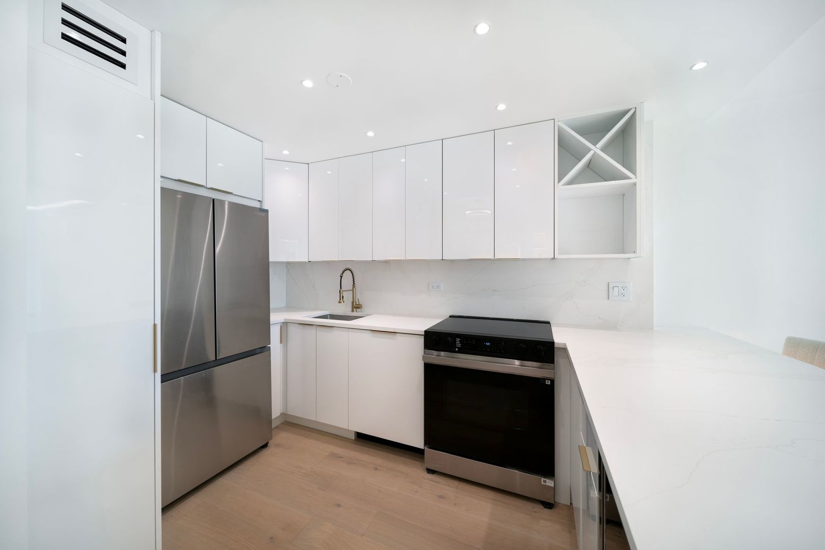 1560 N Sandburg Terrace #2705J, Chicago, IL 60610