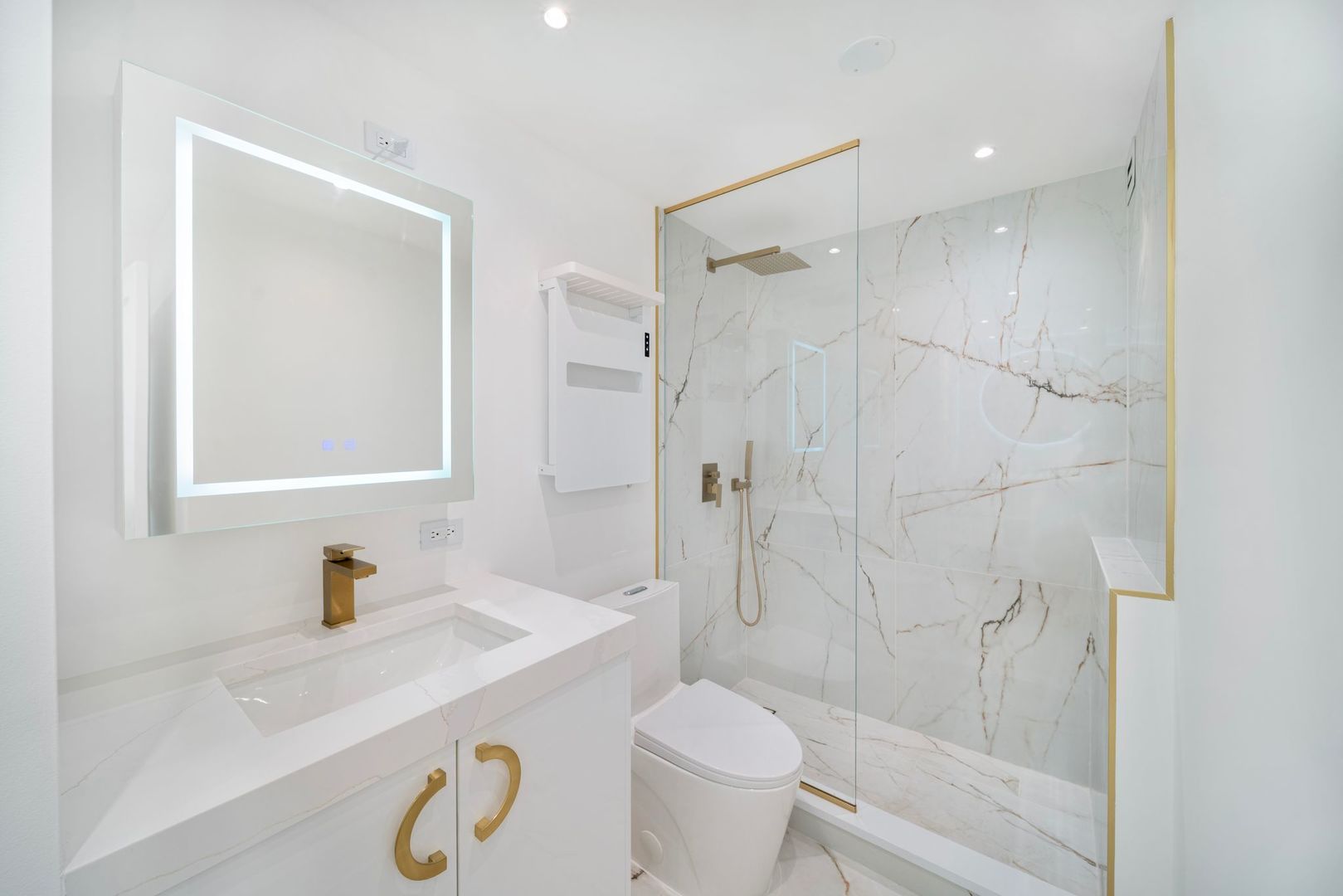 1560 N Sandburg Terrace #2705J, Chicago, IL 60610