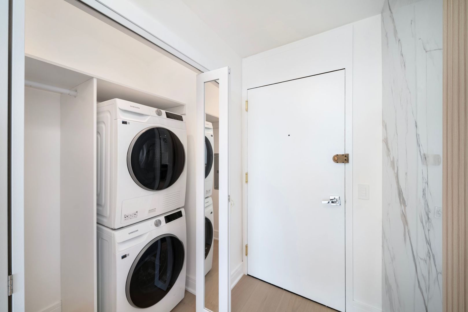 1560 N Sandburg Terrace #2705J, Chicago, IL 60610