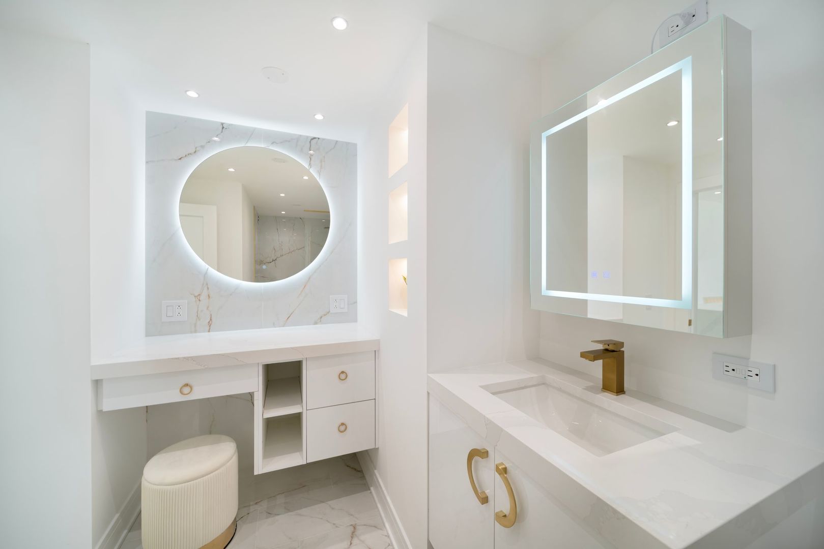 1560 N Sandburg Terrace #2705J, Chicago, IL 60610