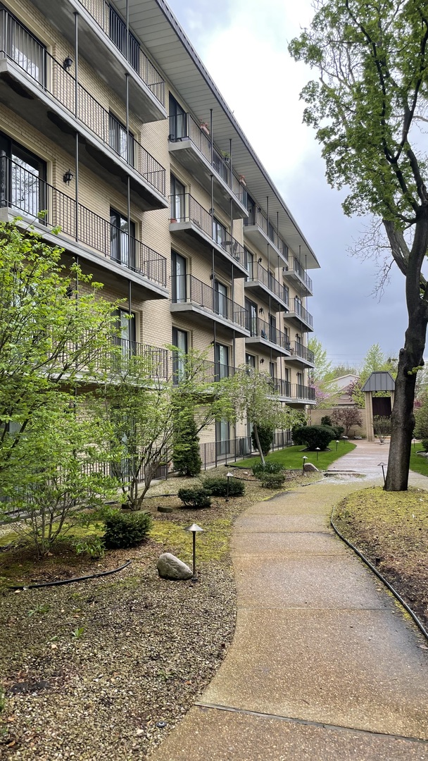 6221 N Niagara Avenue #401, Chicago, IL 60631