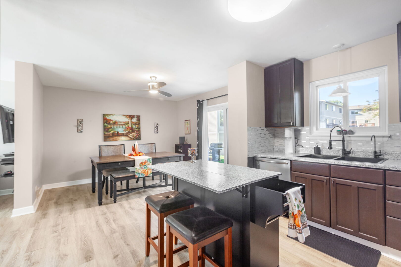 553 Stone Gate Circle, Schaumburg, IL 60193