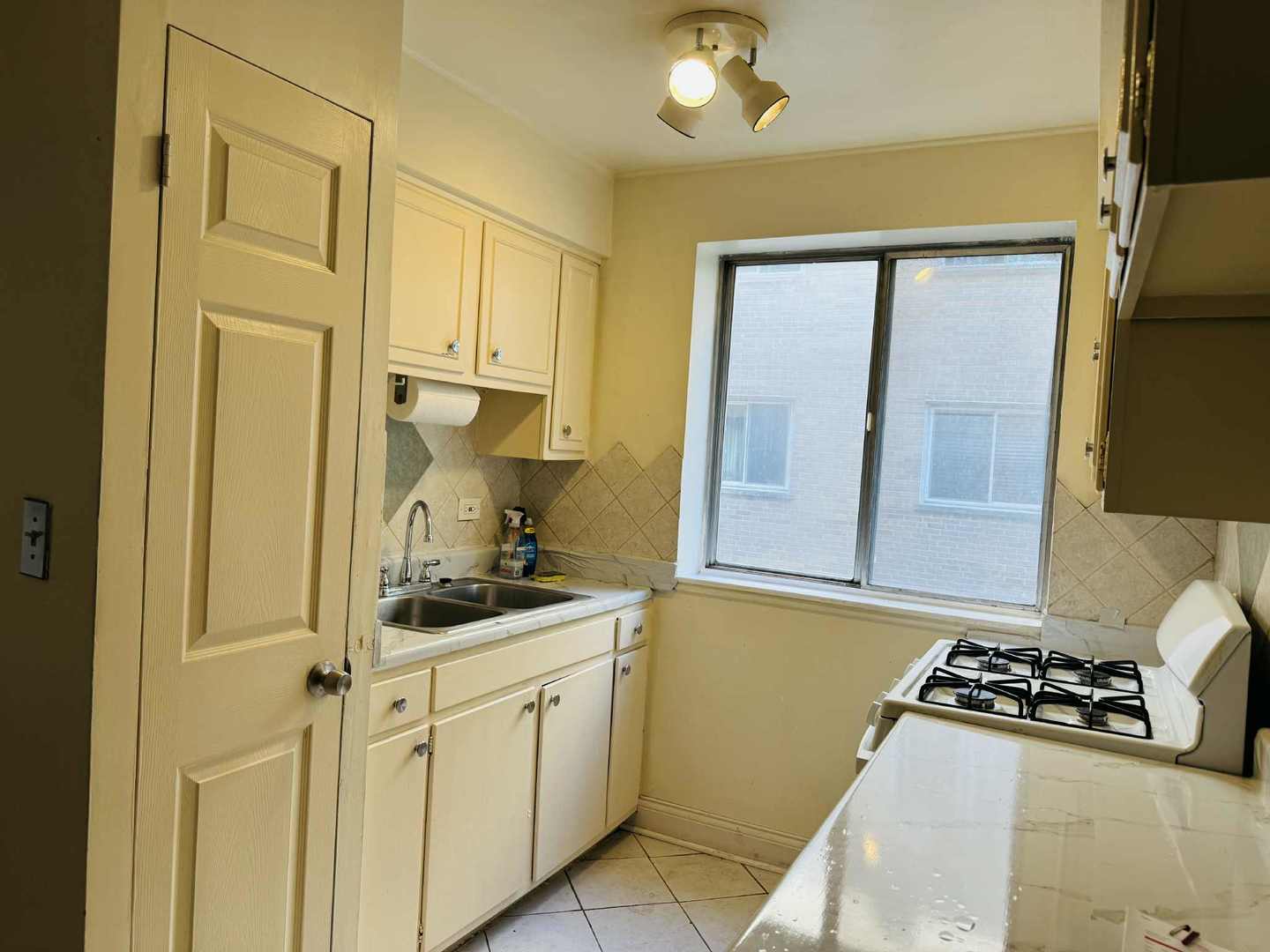 7320 N Rogers Avenue #212, Chicago, IL 60626