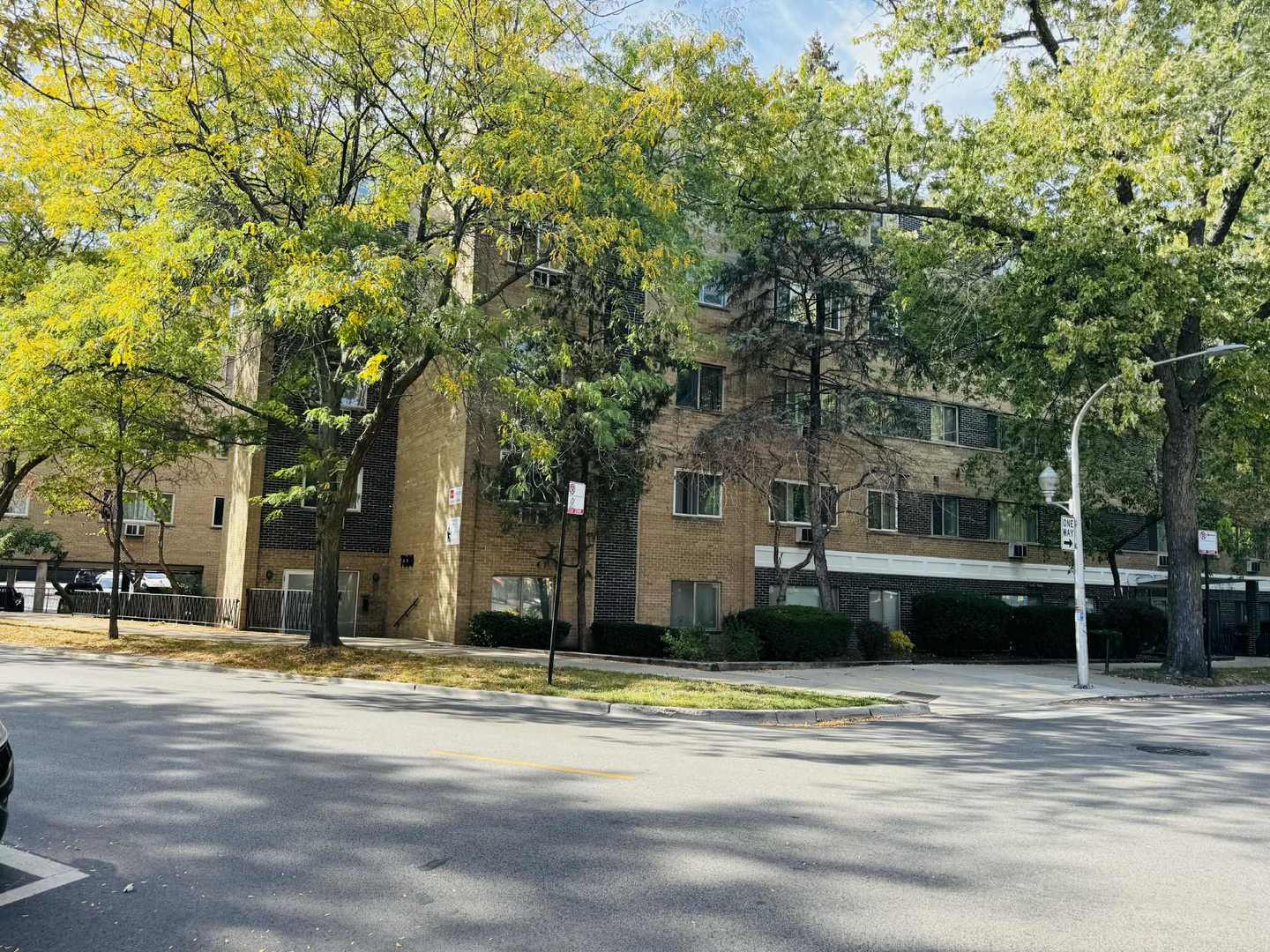 7320 N Rogers Avenue #212, Chicago, IL 60626