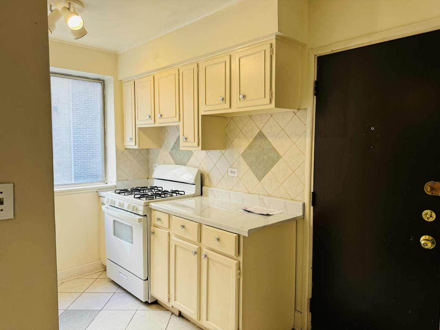 7320 N Rogers Avenue #212, Chicago, IL 60626