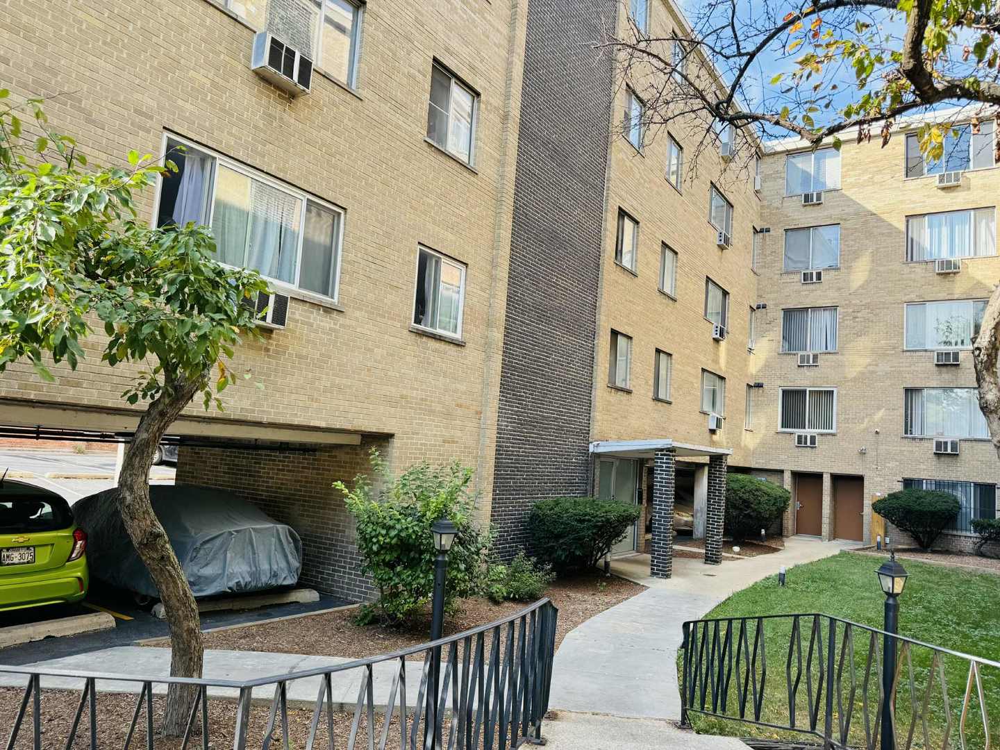 7320 N Rogers Avenue #212, Chicago, IL 60626
