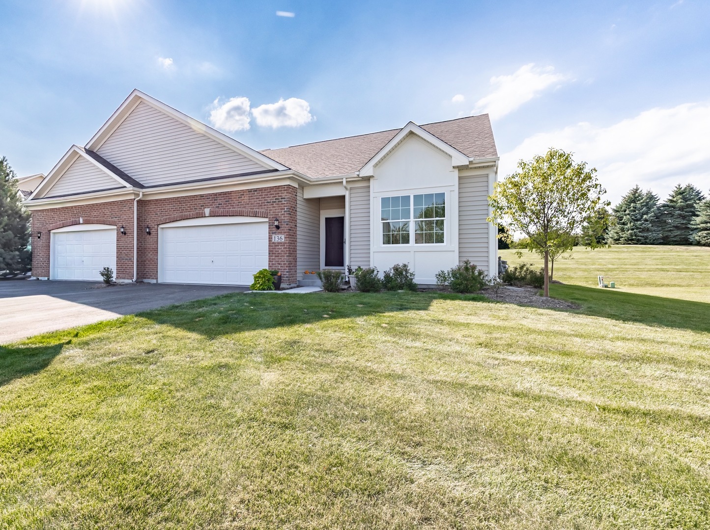 136 Valencia Parkway, Gilberts, IL 60136