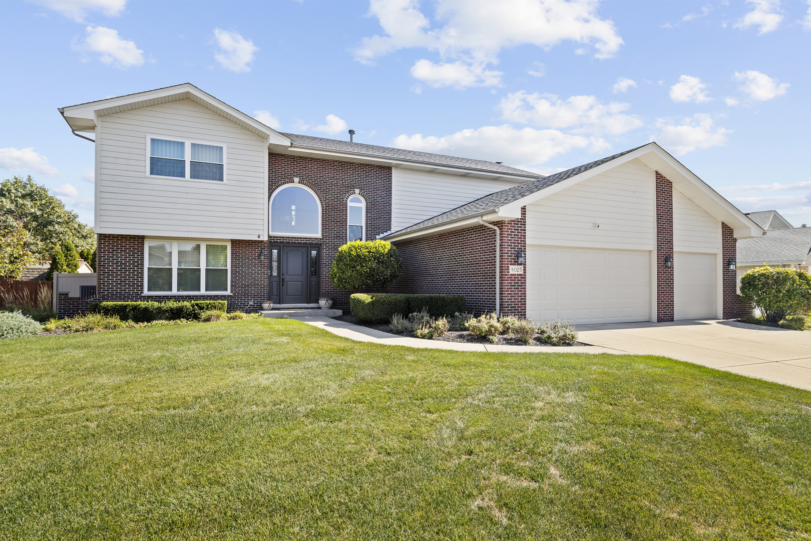 8025 Stonegate Drive, Tinley Park, IL 60487