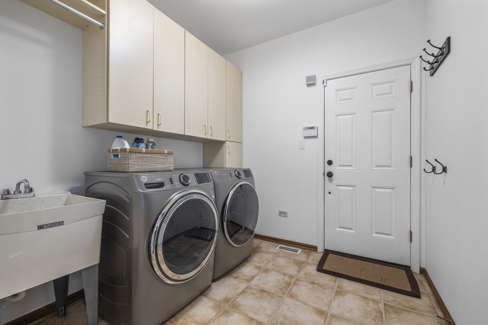 8025 Stonegate Drive, Tinley Park, IL 60487