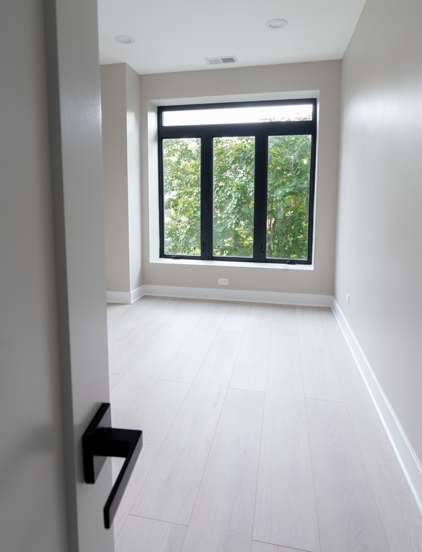 3530 W Van Buren Street, Chicago, IL 60624