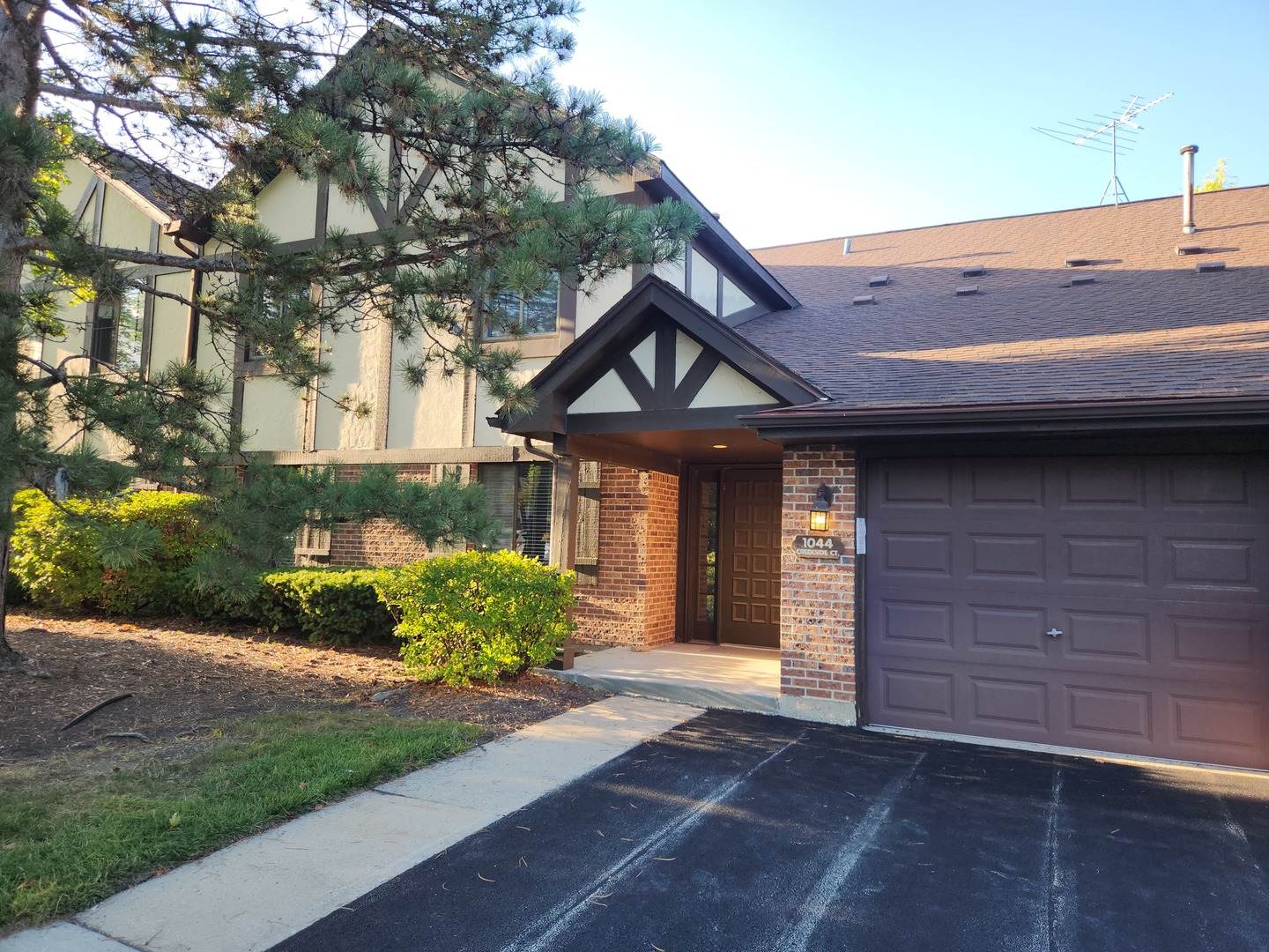 1044 Creekside Court #2B, Wheeling, IL 60090