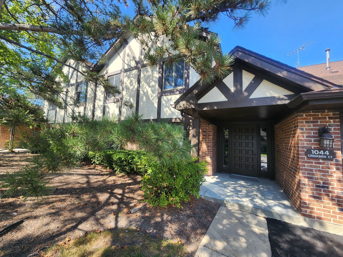 1044 Creekside Court #2B, Wheeling, IL 60090