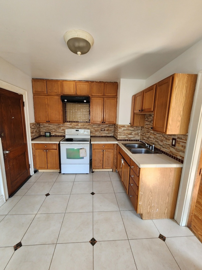 600 SUNDERLIN Street, Waukegan, IL 60085