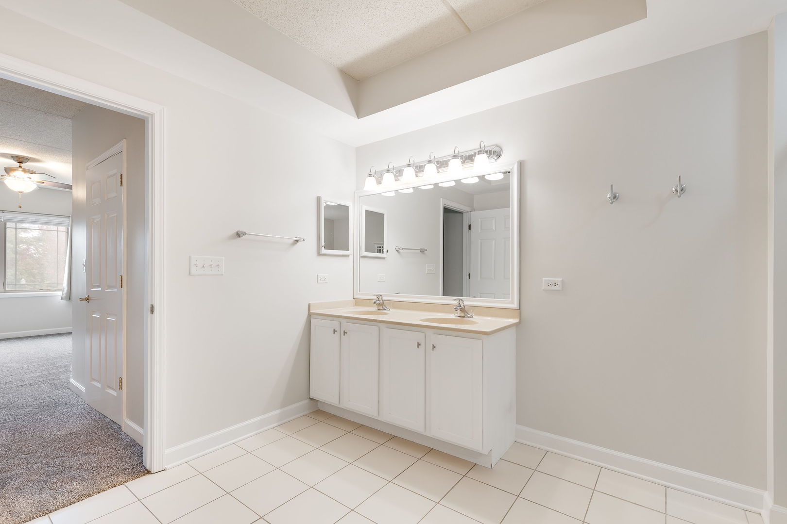 77 N Wolf Road #206, Northlake, IL 60164