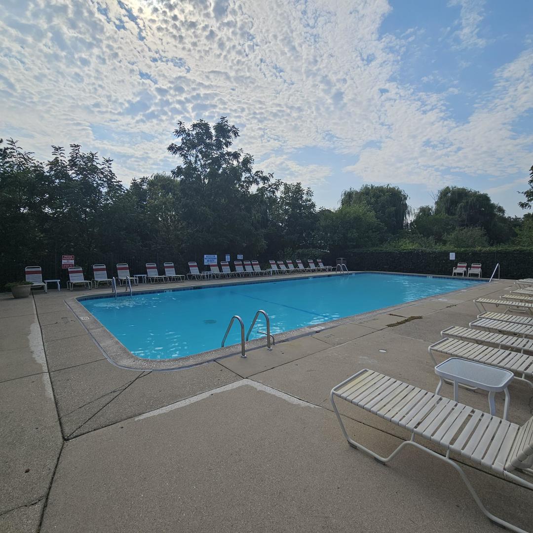 1368 N Knollwood Drive, Palatine, IL 60067