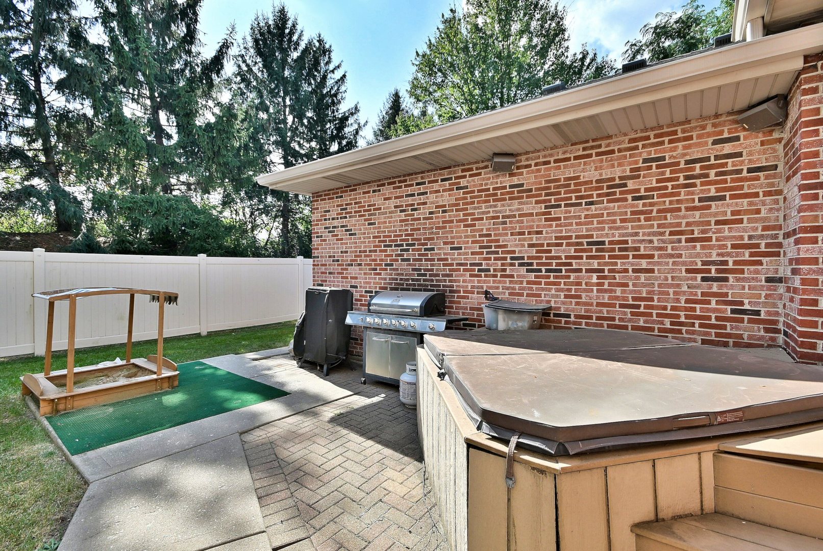 6669 Pine Lake Drive, Tinley Park, IL 60477