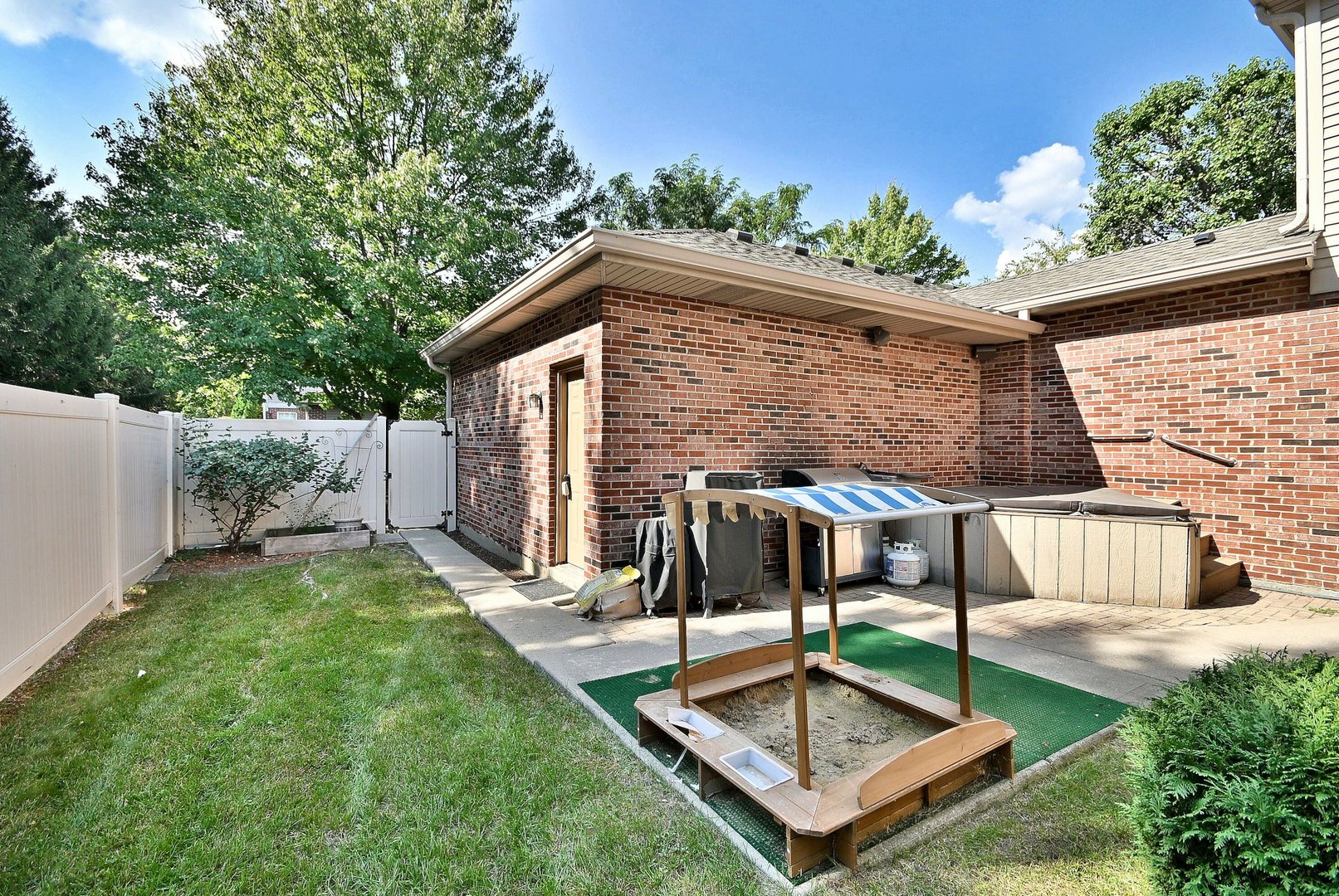 6669 Pine Lake Drive, Tinley Park, IL 60477