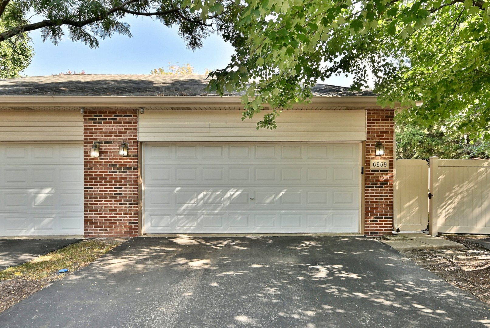 6669 Pine Lake Drive, Tinley Park, IL 60477