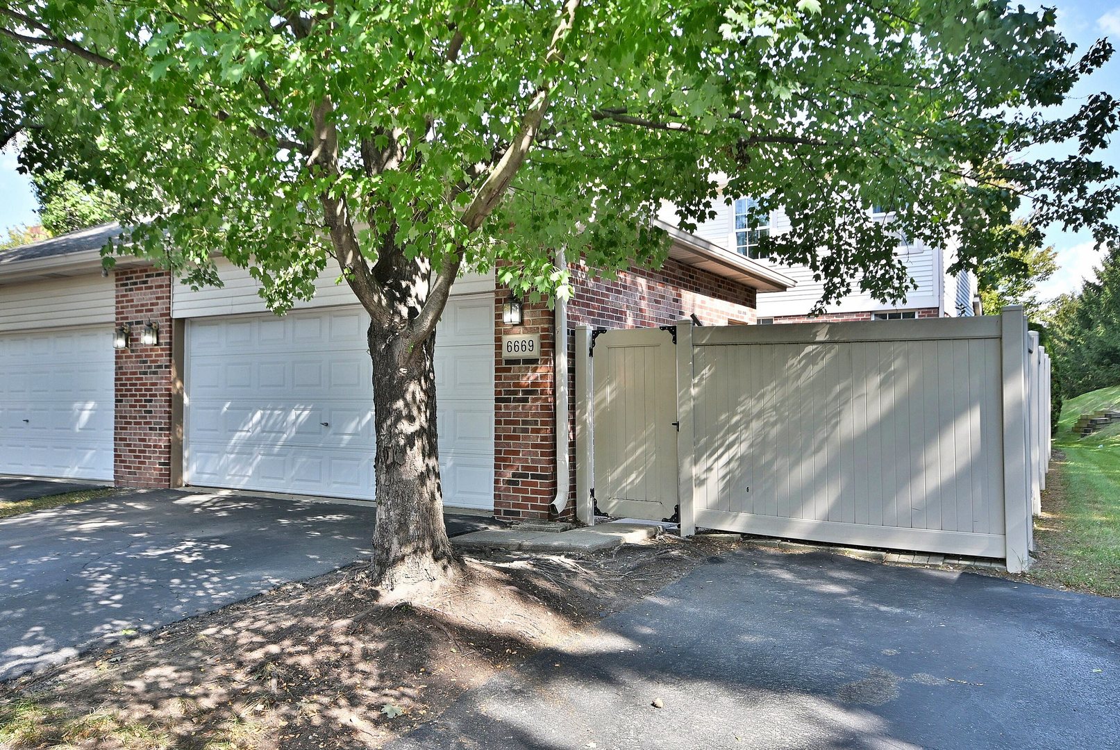 6669 Pine Lake Drive, Tinley Park, IL 60477