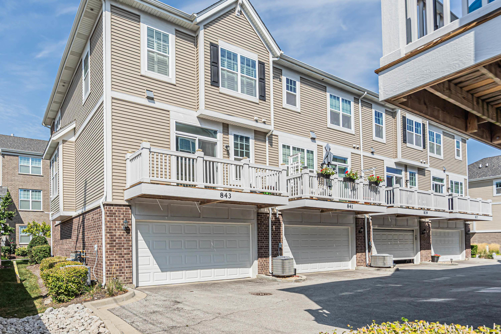 843 Lexington Circle, Des Plaines, IL 60016