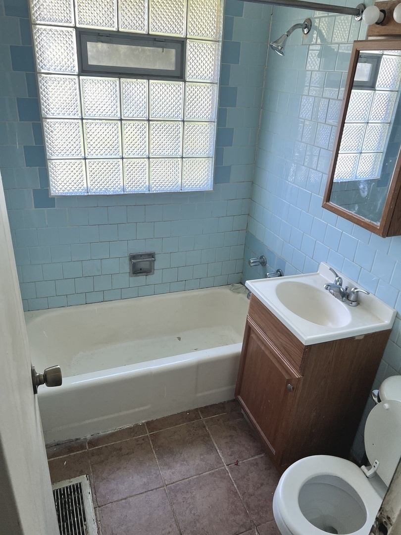 3214 W Lydia Avenue, Robbins, IL 60472