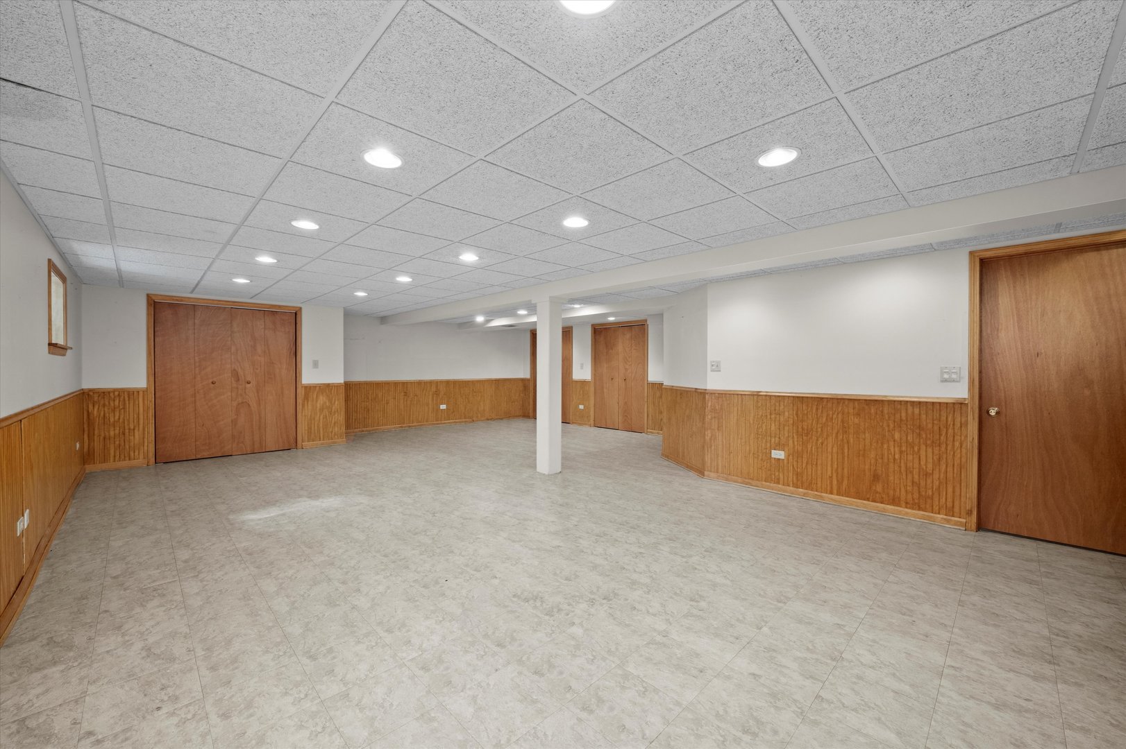 9047 W Oak Crest Court, Palos Hills, IL 60465