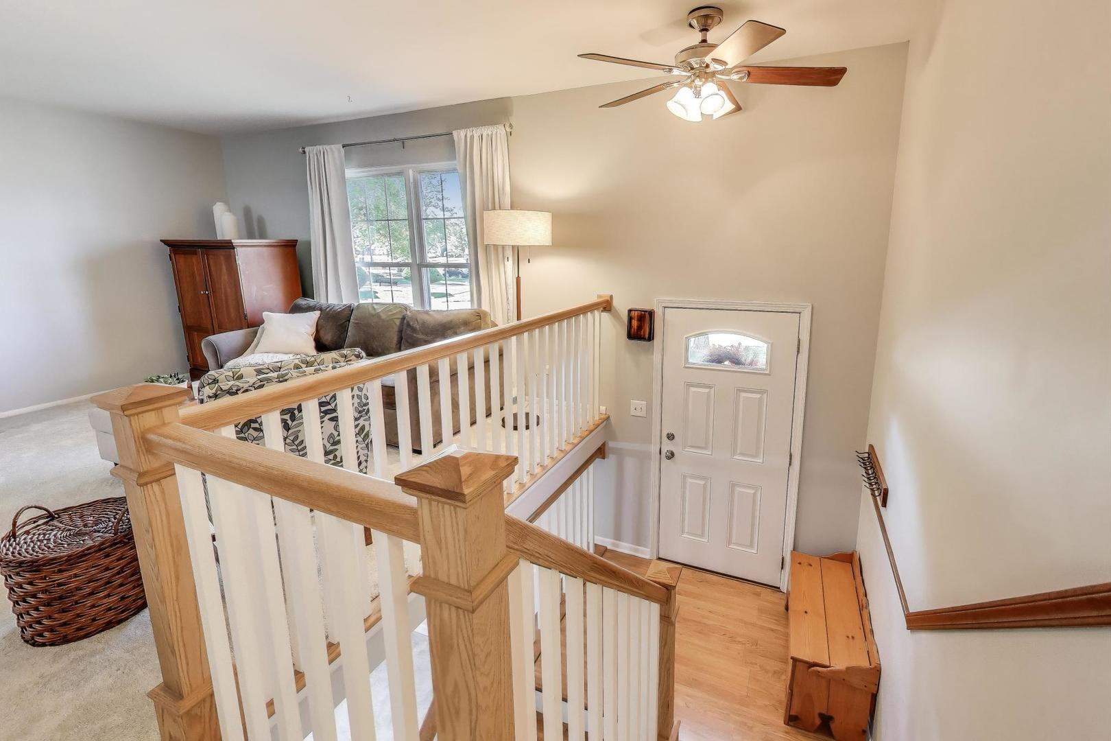 613 Autumn Drive, Roselle, IL 60172