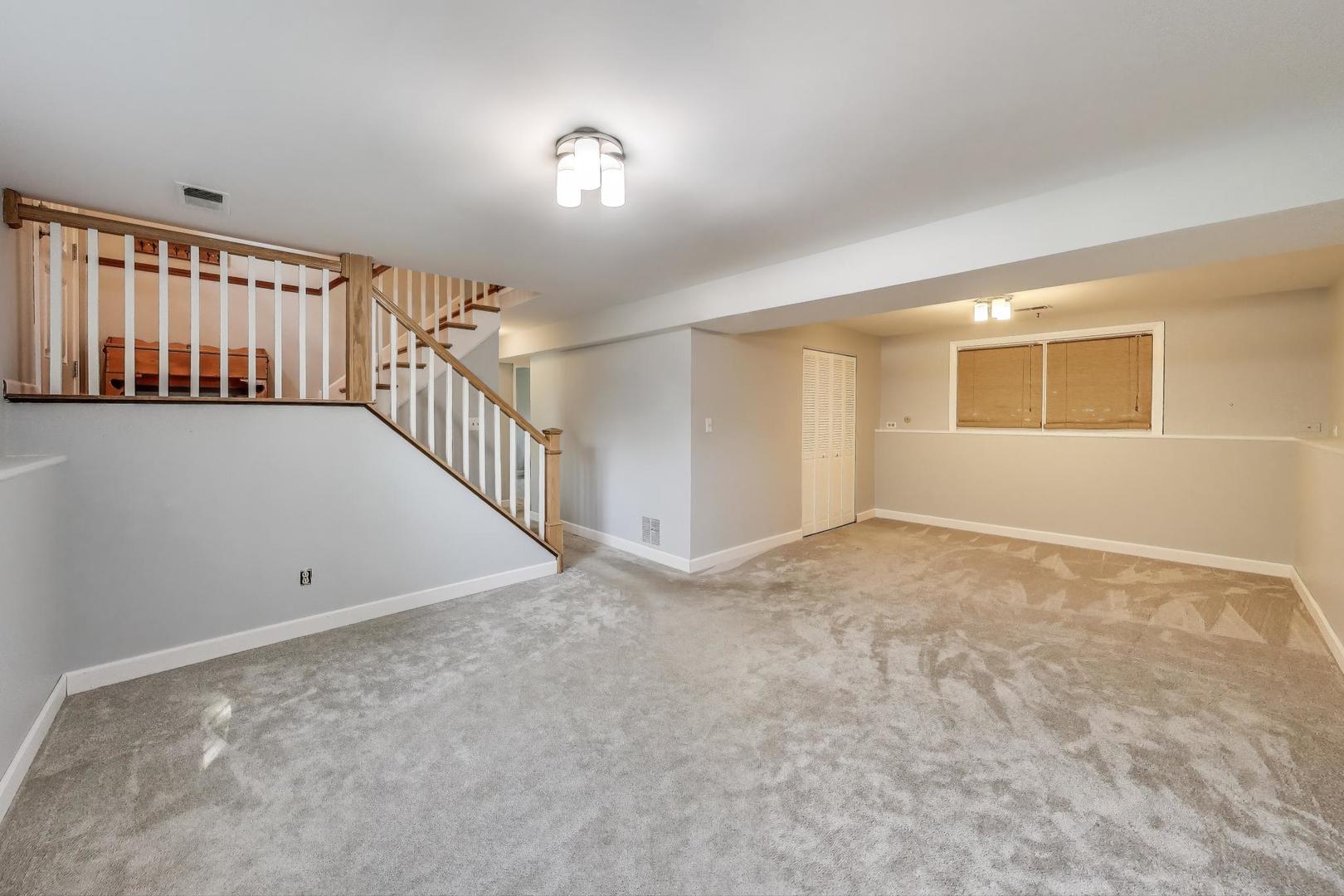 613 Autumn Drive, Roselle, IL 60172