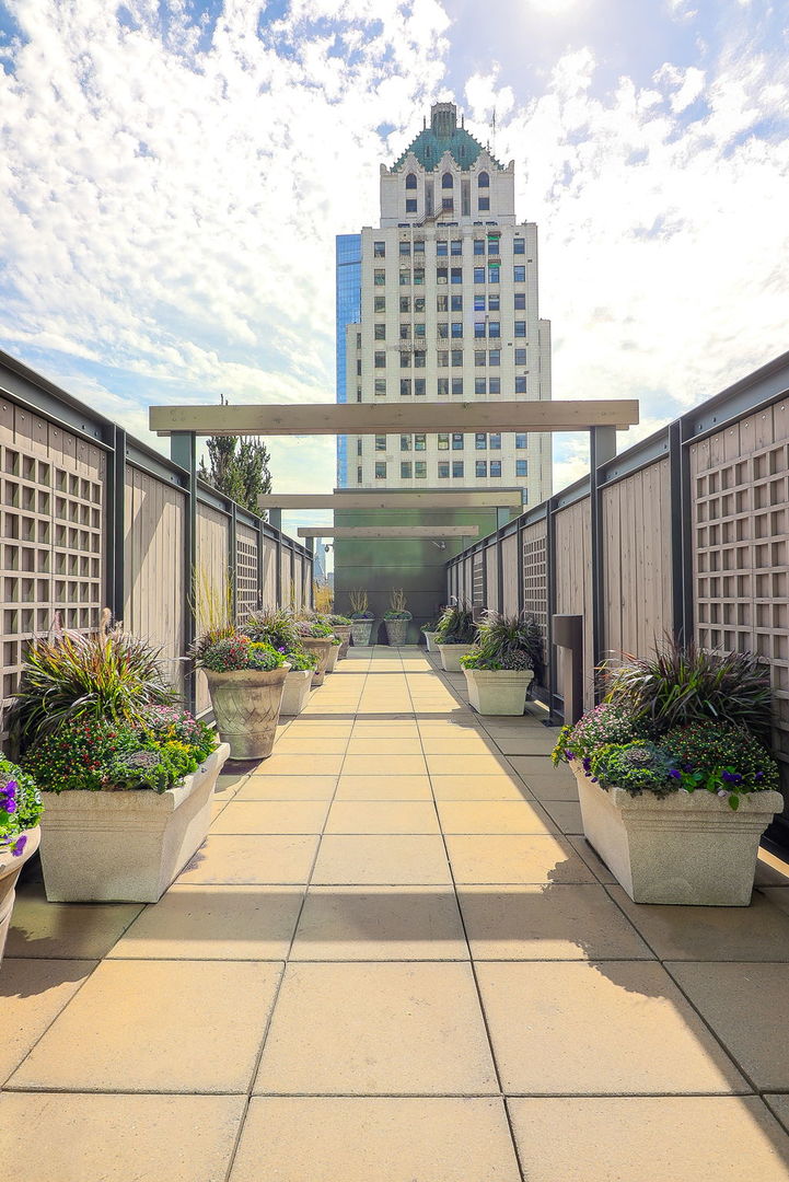 130 N Garland Court #1504, Chicago, IL 60602