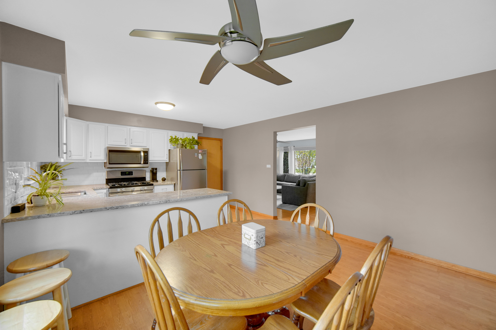 6840 W Evergreen Avenue, Palos Heights, IL 60463