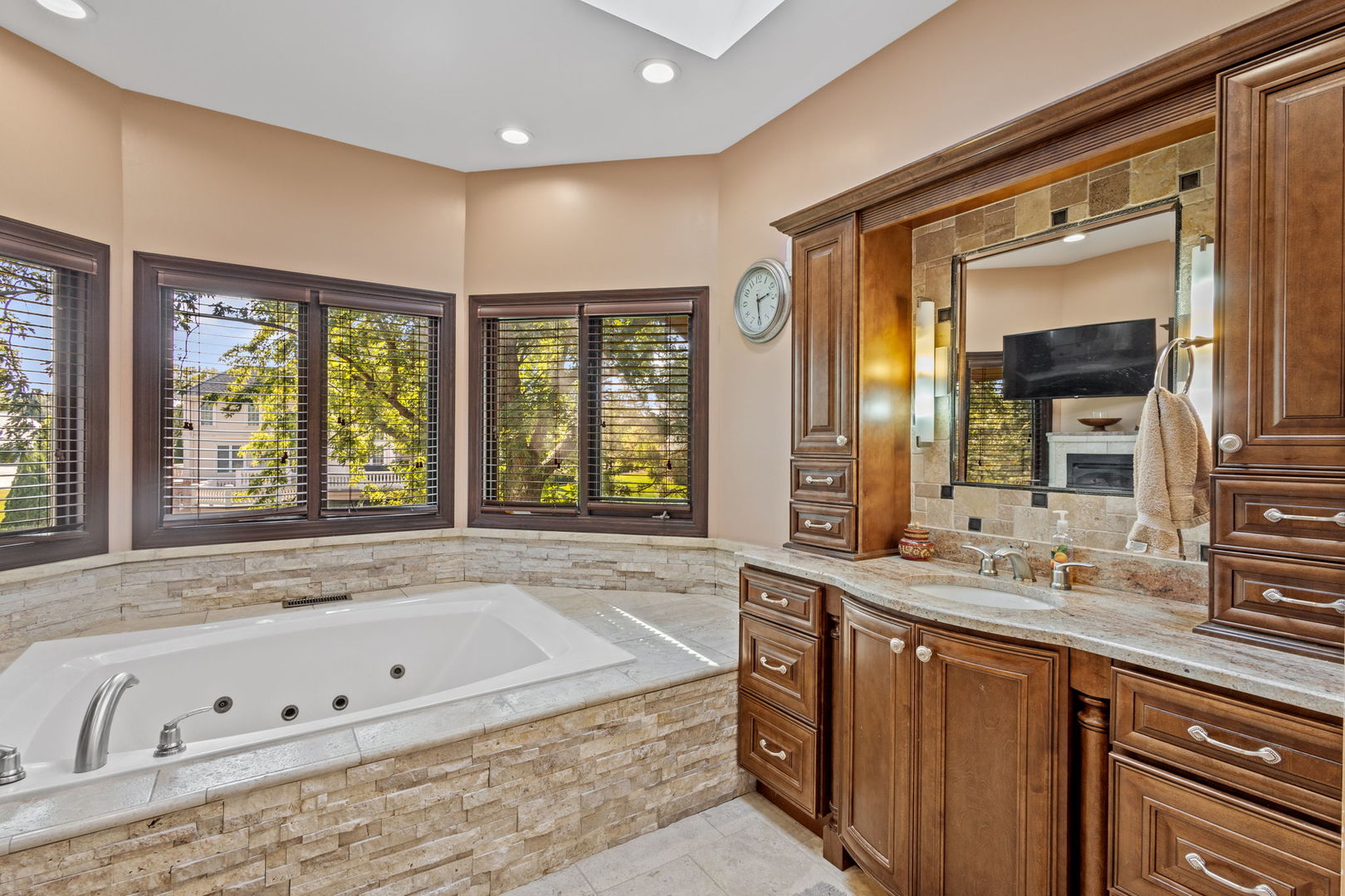 27 Equestrian Way, Lemont, IL 60439