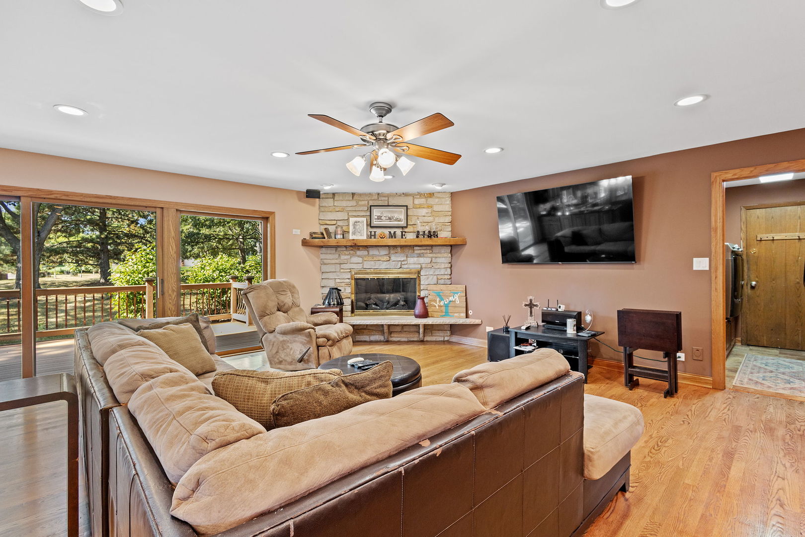 27 Equestrian Way, Lemont, IL 60439
