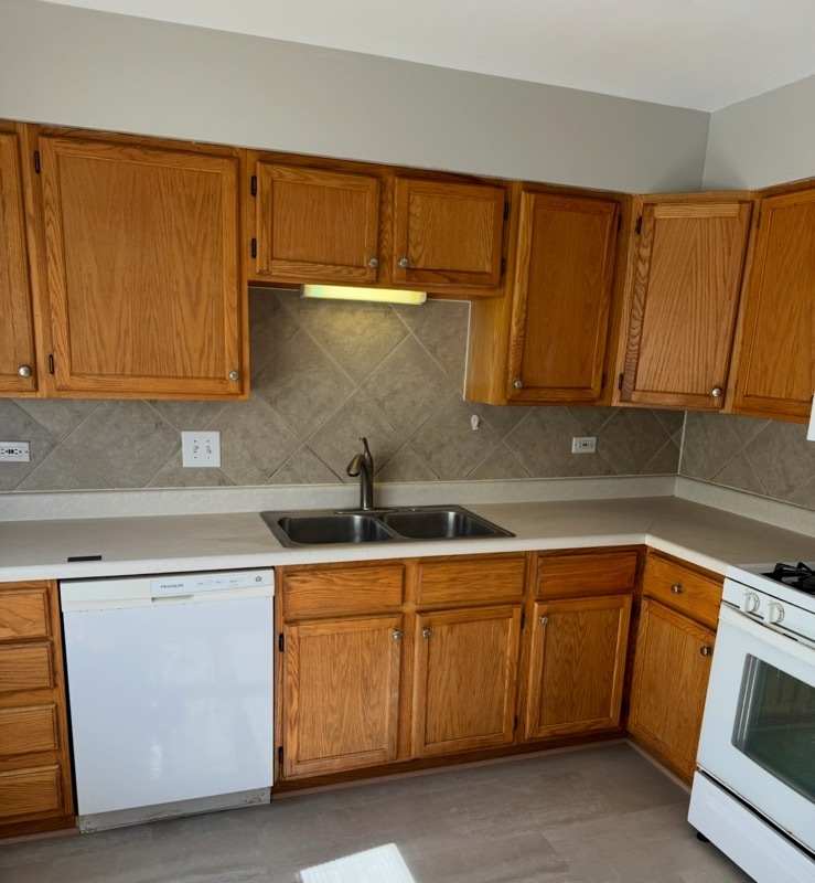2207 Williamsburg Drive, Waukegan, IL 60085