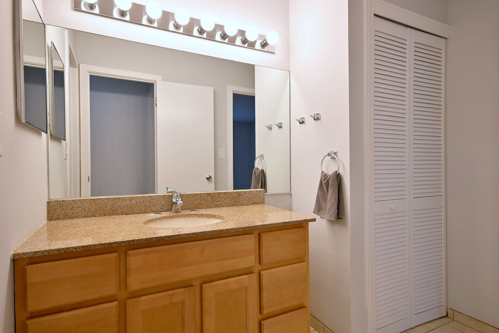 1806 Hemlock Place #105, Schaumburg, IL 60173