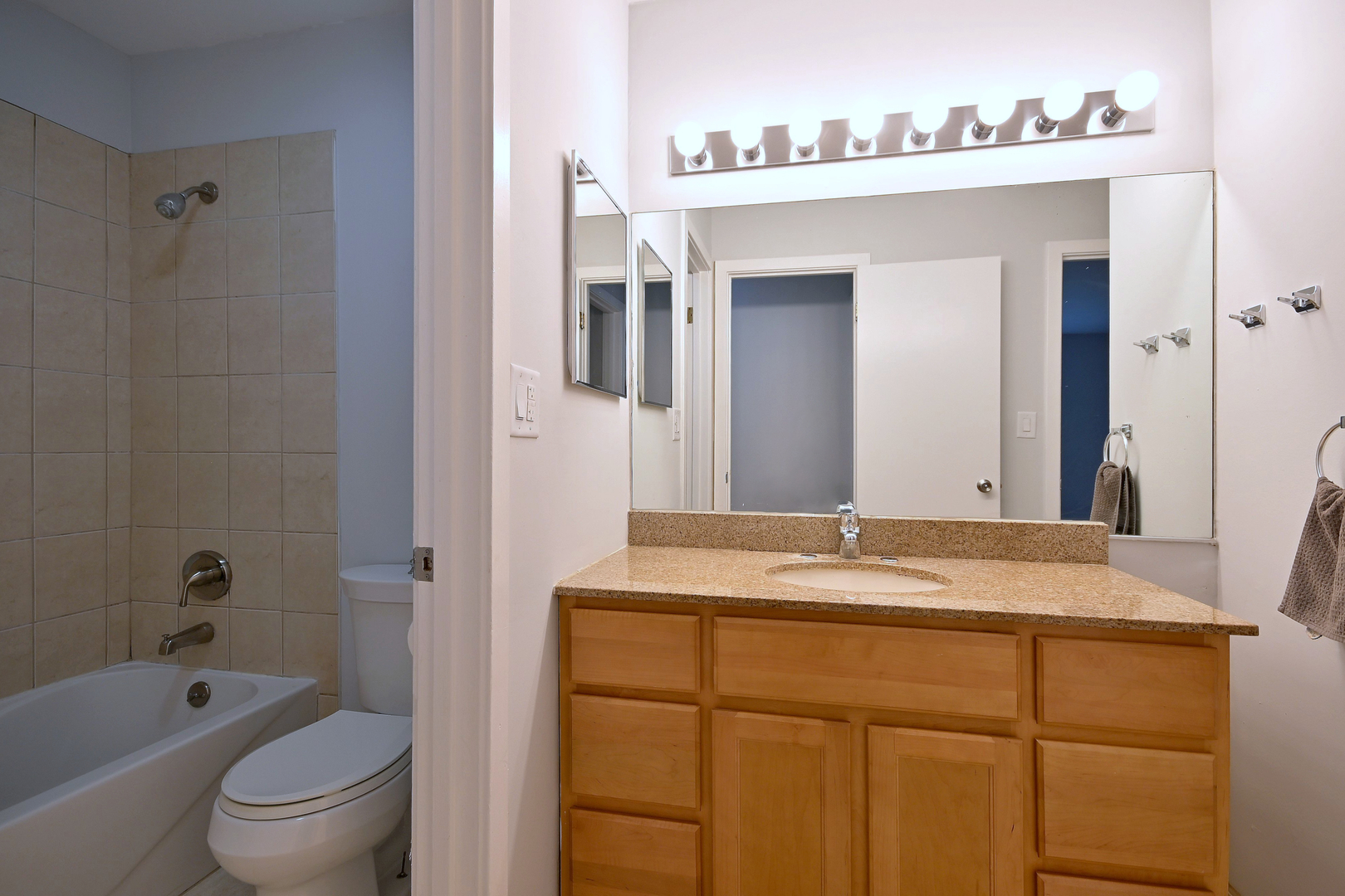 1806 Hemlock Place #105, Schaumburg, IL 60173