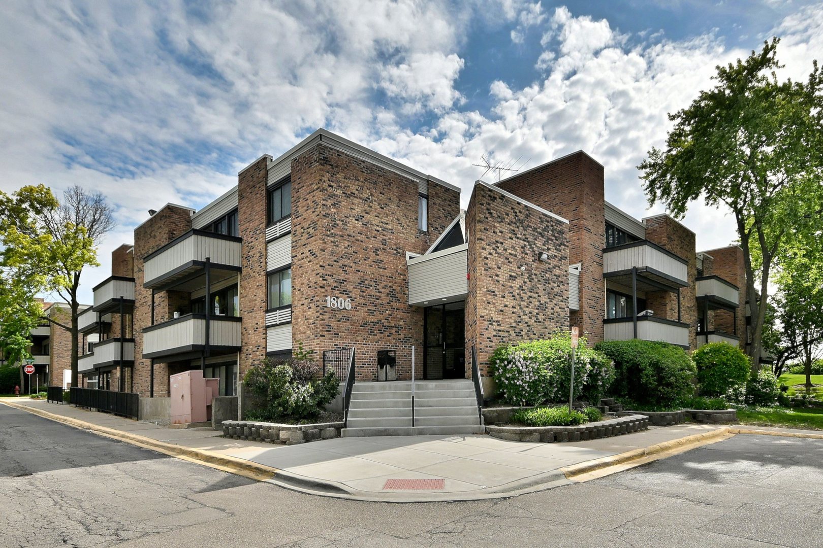1806 Hemlock Place #105, Schaumburg, IL 60173