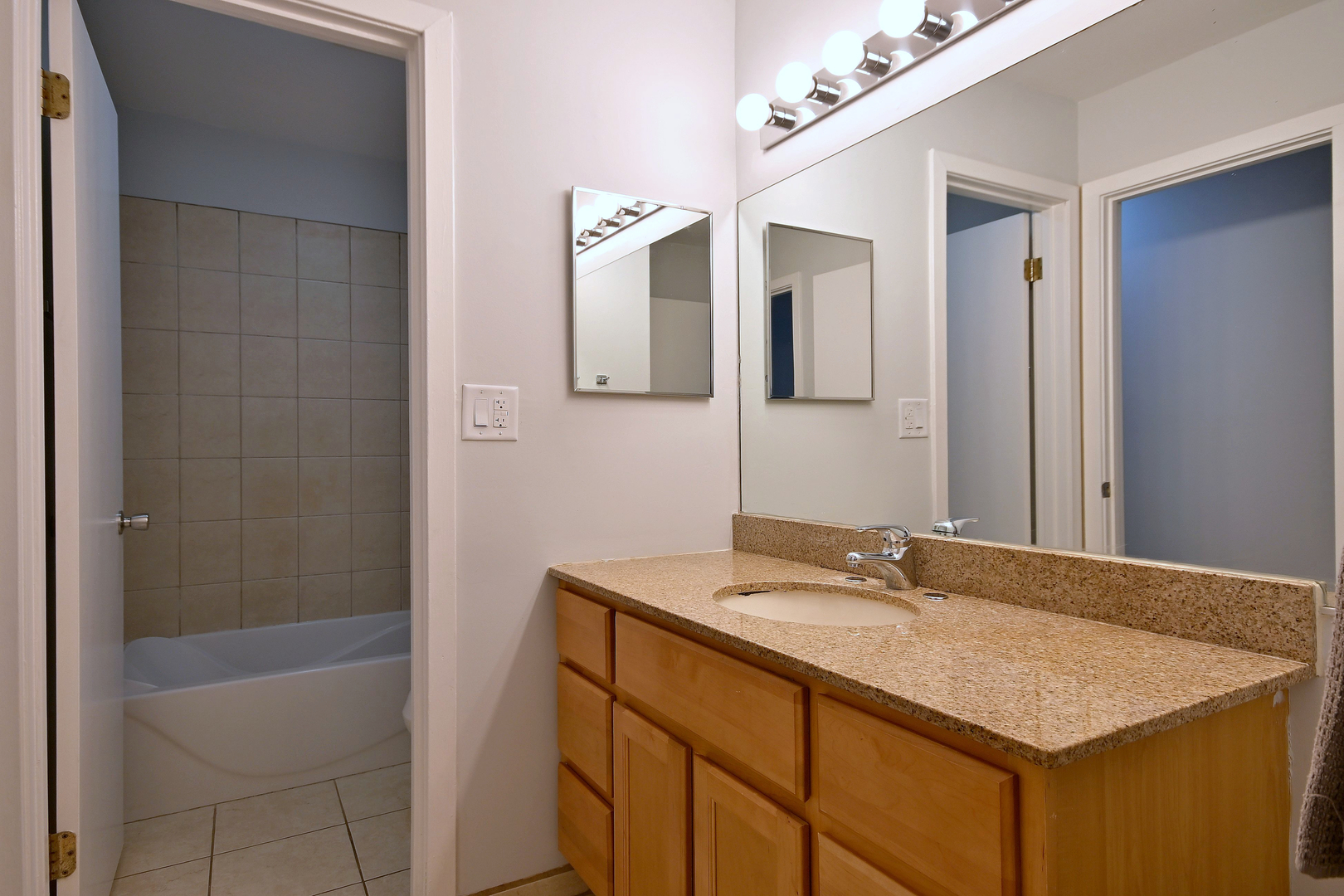 1806 Hemlock Place #105, Schaumburg, IL 60173